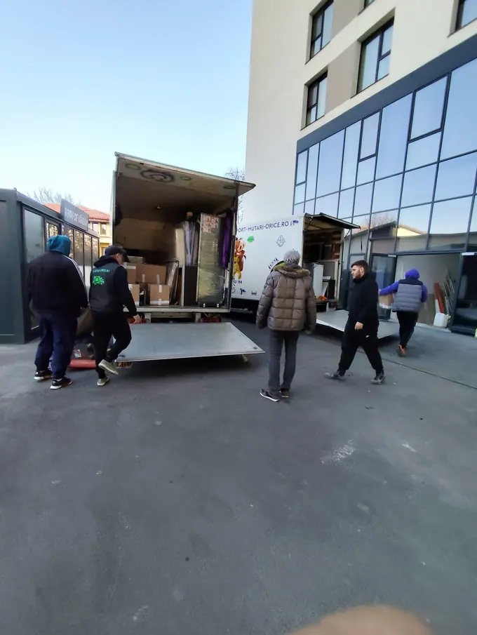 Echipă și autoutilitară în timpul încărcării