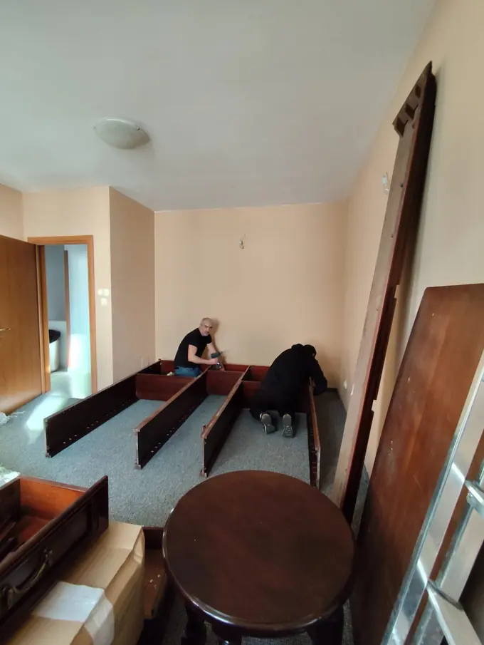Mobilier într-o locuință în curs de relocare