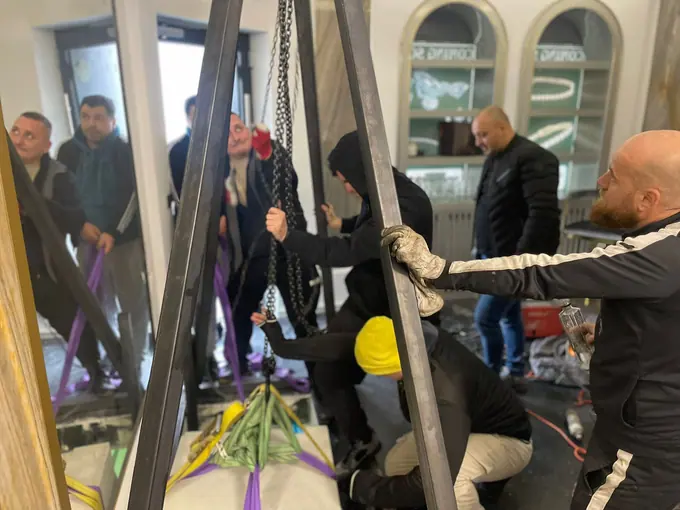 Manipularea unui obiect greu folosind echipamente de ridicare